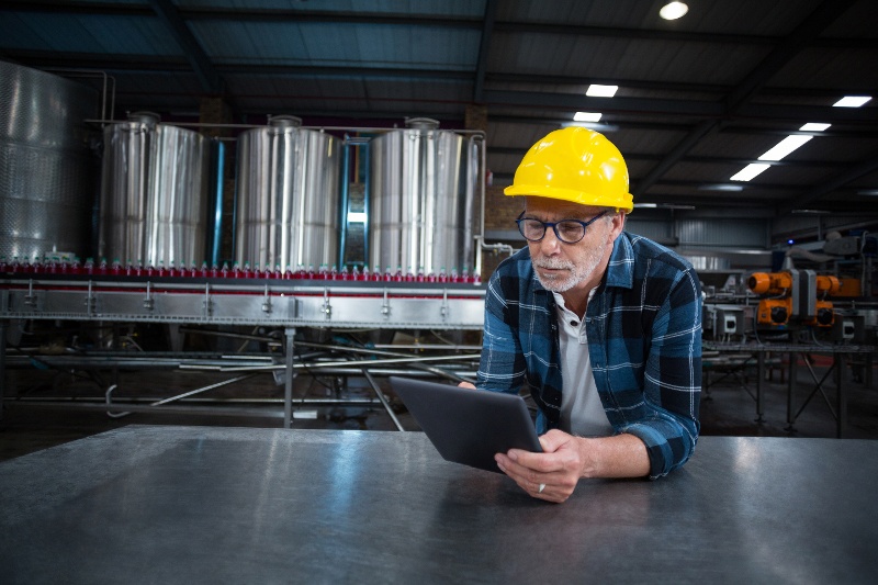 factory-worker-using-digital-tablet-AMW69BQ-1